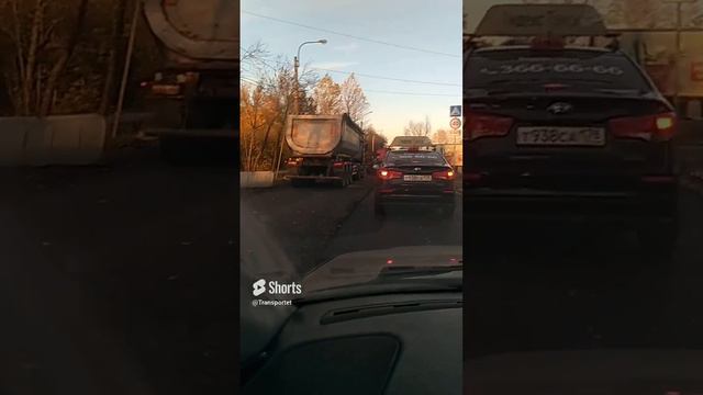 Самосвалу нужно подъехать для выгрузки песка #Shorts
