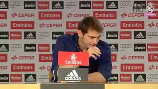 Икер Касильяс плачет на пресс-конференции