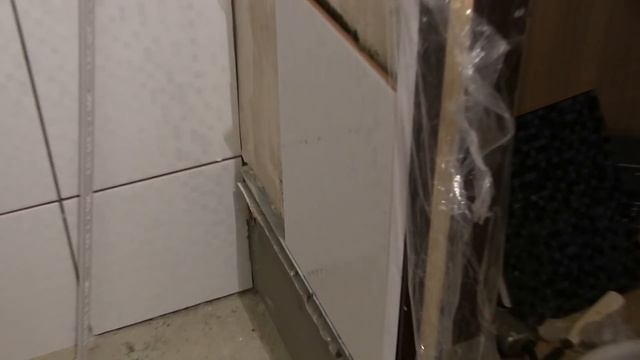 Укладка плитки на стену возле пластиковых уголков смотреть онлайн