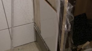Укладка плитки на стену возле пластиковых уголков