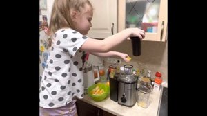 Выжимаем сок из апельсина! Обзор центробежной соковыжималки Kitfort КТ-1116 #натуральныйсок#выжимае