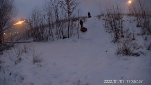 Русская зима. Катание на тюбинге с горки. Тюбинг - надувные санки.