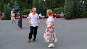 Я расскажу тебе про жизнь цыганскую Танцы в парке Горького Харьков Август 2021