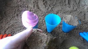 Лепим куличики из песка  и учим цвета Формочки для мороженого и кексики