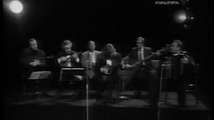 Андрей Горбачёв и Александр Марчаковский шпарят на балалайках.