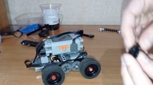 машинка с рулевым управлением и ездой из лего техник(2 л-мотора на езду, и они же- рул. управление)