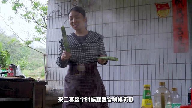 小雨請劉二喜吃香辣烤排骨，大口吃肉大口喝酒，5斤排骨都不夠吃~【市民朱小雨】