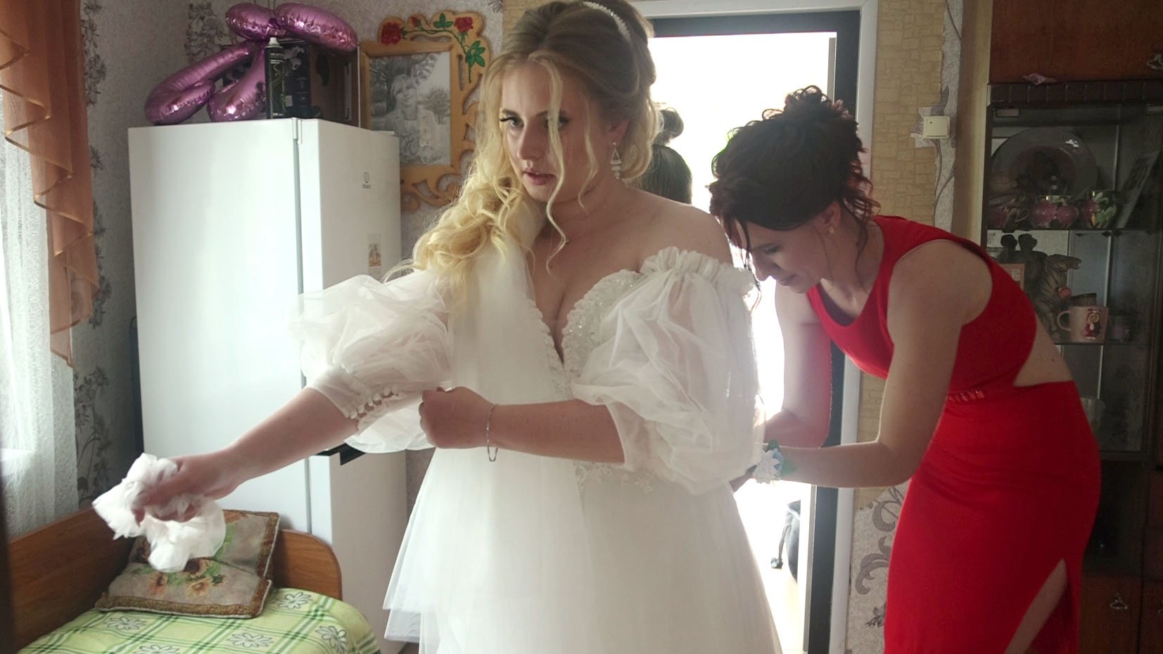 Все готовятся к приезду жениха, свадебные хлопоты в начале дня смотреть онлайн