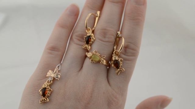 Комплект серебряный в позолоте с янтарем "Золотые рыбки" смотреть онлайн