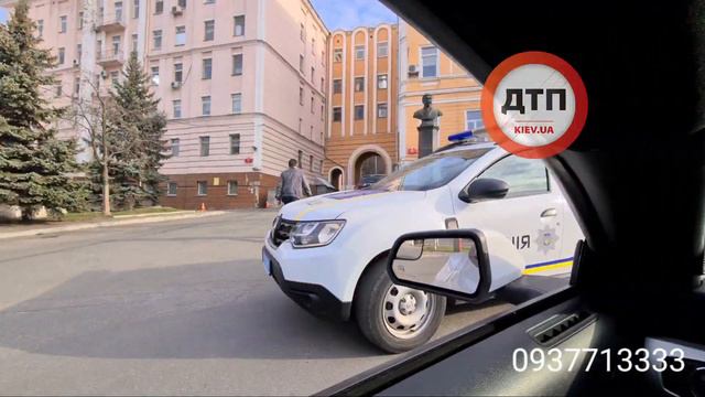 Приехал забирать врача с Александровской больницы, снимаем синхрон для трк Киев, подошел бдительный смотреть онлайн