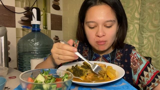 Сил нет, но вы держитесь ? Мукбанг| суп лапшичный, овощи тушеные и салат смотреть онлайн