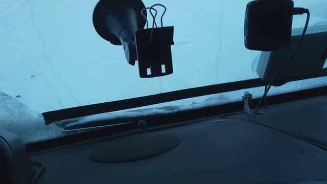 Чтобы на дворниках авто не намерзал снег.