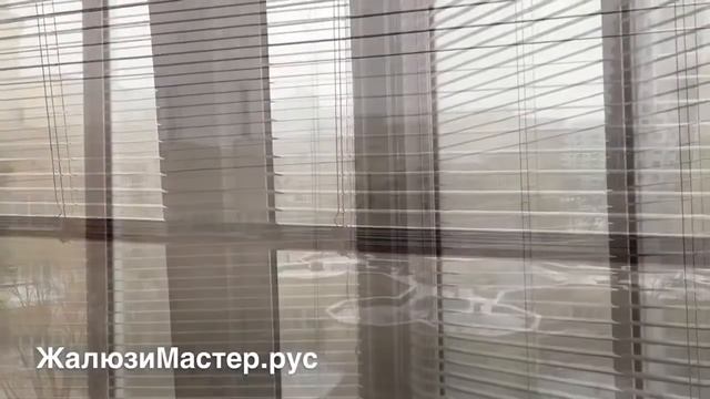 Горизонтальные алюминиевые жалюзи 25 мм на пластиковые окна в розовых тонах смотреть онлайн