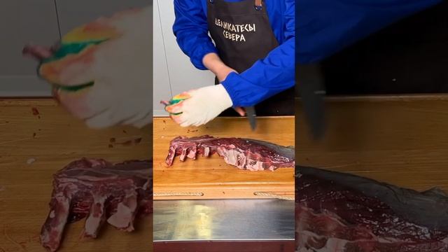 Процесс вырезки Корейка на кости из мяса северного оленя