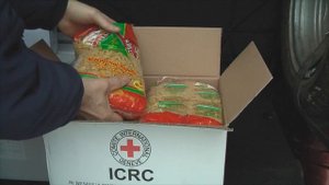 Какую  гум.помощь выделяет Красный крест  жителям Донецкой области в зоне боёв.