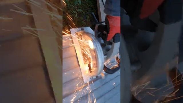 Режем циркуляркой профнастил)))
