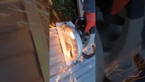 Режем циркуляркой профнастил)))