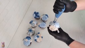 как украсить КАПКЕЙКИ быстро современно и просто Белково-заварным кремом.  EASY Cupcakes piping DEK