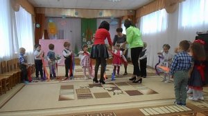 Маленькие дети  танцуют и поют на утреннике