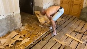 Демонтаж паркета в старой квартире