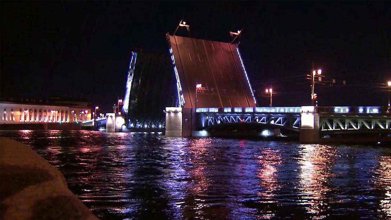 В апреле разводят мосты в питере. Дворцовый мост белые ночи. Белые ночи в Санкт-Петербурге 2022. Набережная Питер разводные мосты.