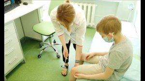 Для чего врач - невролог стучит молоточком по колену?