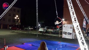 Выступление воздушных гимнастов.