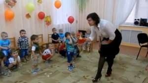 По земле шагает осень