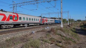 Электровоз ВЛ10-1022 с вагонами инфраструктуры и контактной сети.