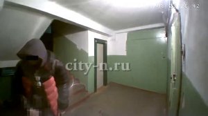 Внимание! В Новокузнецке онанист эякулирует на квартирные двери под камерами!