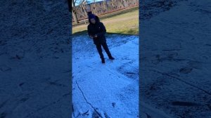 Тестирую синюю гоночную машинку монстр-трак на пульте управления на разных поверхностях  #подпишись