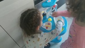Алиса играет со своей сестрёнкой в доктора