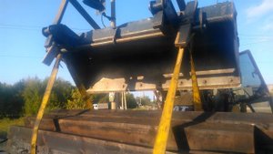 Транспортировка груза экскаватором-погрузчиком.