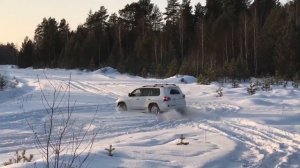 Крузак нарезает круги по снегу.Тойота Ленд Крузер 200