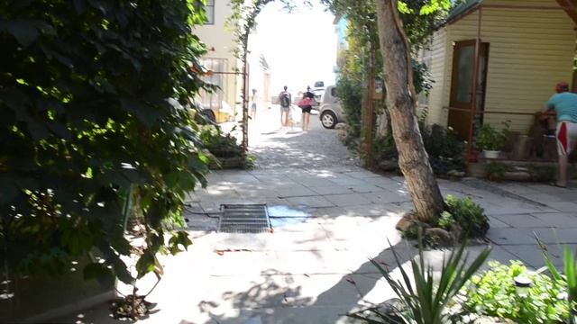 ЛЕТНИЕ ДОМИКИ " ТАНИ И ЮРЫ " . ( ДВОРИК ). КРЫМ. БАЗА ОТДЫХА " ПРИБОЙ ". смотреть онлайн