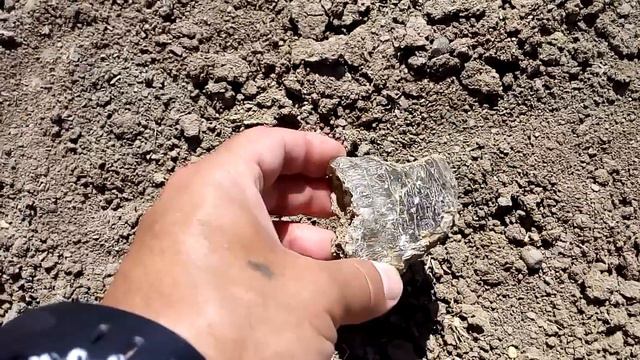 Нашел бело-черный кристалл гипса на дороге Found a white and black gypsum crystal on the road смотреть онлайн