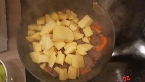 Гуляш из оленины с овощами