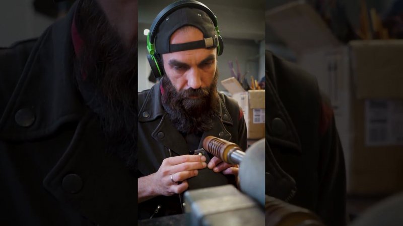 Алексей из кожевенного цеха дошивает чехлы под камни ждет вас на выставке Клинок