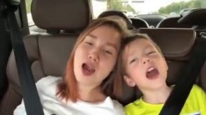 света и Богдан поёт песню   мяу