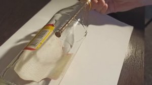 Пробил отверстие в стеклянной бутылке с помощью гвоздей. Без инструментов.