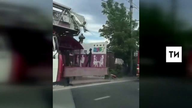 В Советском районе Казани на крыше автомойки и кафе случился пожар смотреть онлайн