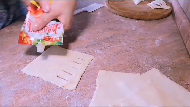 Слойки из готового теста с джемом #готовоетесто #бездрожжевоетесто #жизньнасамоизоляции