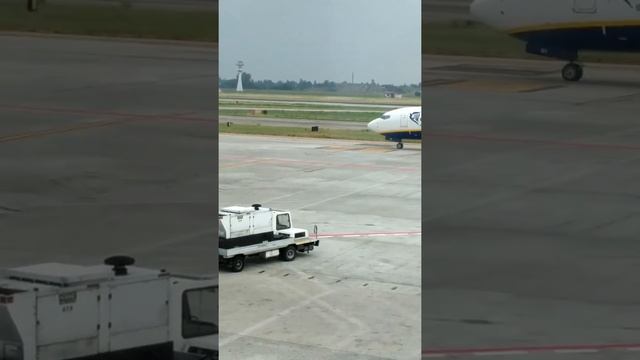 Lamborghini leads aircraft. Bologna. Ламборгини сопровождает самолёт в аэропорту Болонья