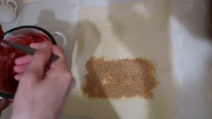 Вкусный рулет из готового слоеного теста с клубникой.
