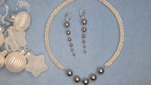 Комплект "Из шкатулки снежной королевы". Колье на плетеном жгуте и серьги висюльки своими руками.