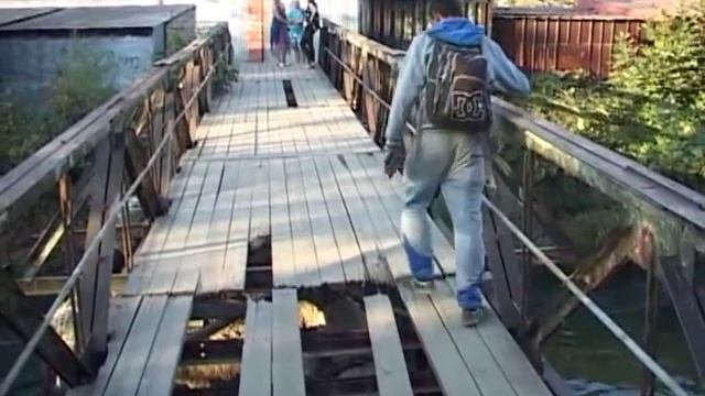 Пешеходный мостик через речку Объяснение начинает разрушаться