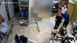 Как разбивается закаленное стекло стеклянной перегородки