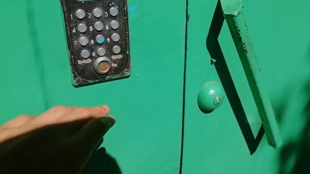 ШОК?! Ответил!! Не верите посмотрите! Звоним по домофон в квартиру 999!!