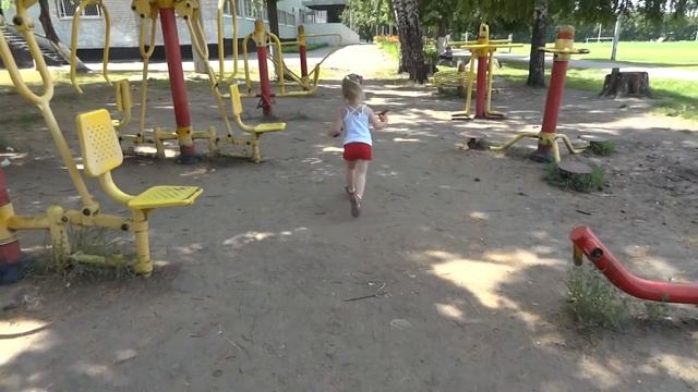 Машинки для детей - Аленка играется на спортплощадке (канал Ламыш) смотреть онлайн