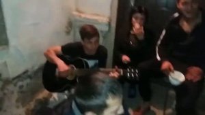 Парень классно спел под гитару .